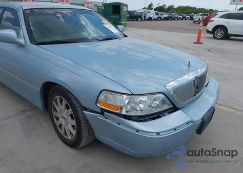 2009 Lincoln Town Car Signature Limited from USA, damaged, VIN 2LNHM82V39X636940